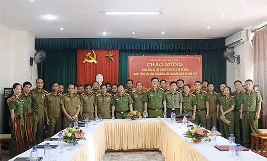 Các đại biểu của hai nước Việt - Lào tại Hội nghị.