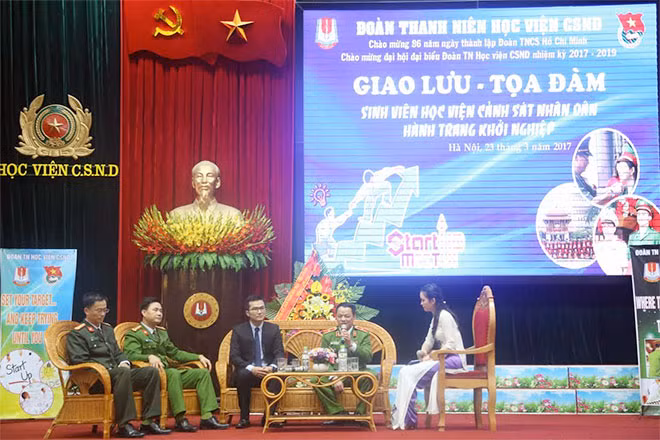 Các khách mời chia sẻ về hành trang khởi nghiệp