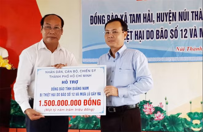 Đoàn lãnh đạo TP HCM đã trao biển tượng trưng 1,5 tỷ đồng cho UB MTTQ VN tỉnh Quảng Nam để gửi đến ủng hộ cho đồng bào bị thiệt hại do bão số 12 và mưa lũ gây ra trên địa bàn tỉnh Quảng Nam. Đoàn lãnh đạo TP HCM đã trao biển tượng trưng 1,5 tỷ đồng cho UB MTTQ VN tỉnh Quảng Nam để gửi đến ủng hộ cho đồng bào bị thiệt hại do bão số 12 và mưa lũ gây ra trên địa bàn tỉnh Quảng Nam.