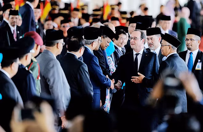 Tổng thống Pháp Francois Hollande chào các thành viên Chính phủ Malaysia tại Kuala Lumpur trong chuyến công du hôm 28-3. Ảnh: Awani.