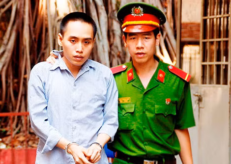 Hung thủ bị dẫn giải sau phiên tòa.