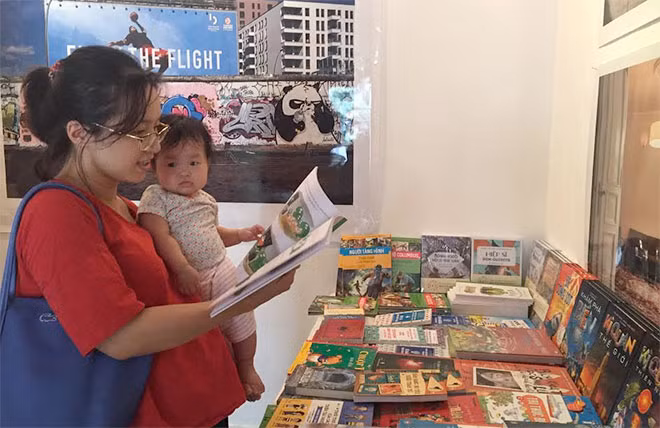 Các bậc phụ huynh dành nhiều sự quan tâm cho những cuốn sách thiếu nhi.