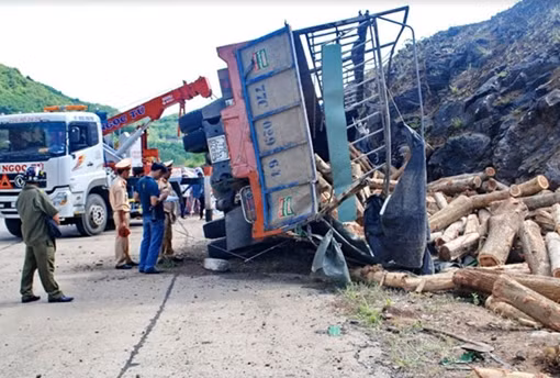 Lật xe tải chở gỗ keo, hai người thương vong