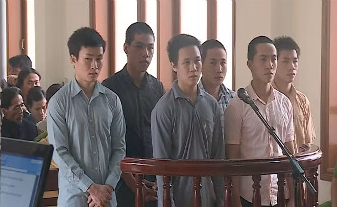 Các đối tượng trước vành móng ngựa.