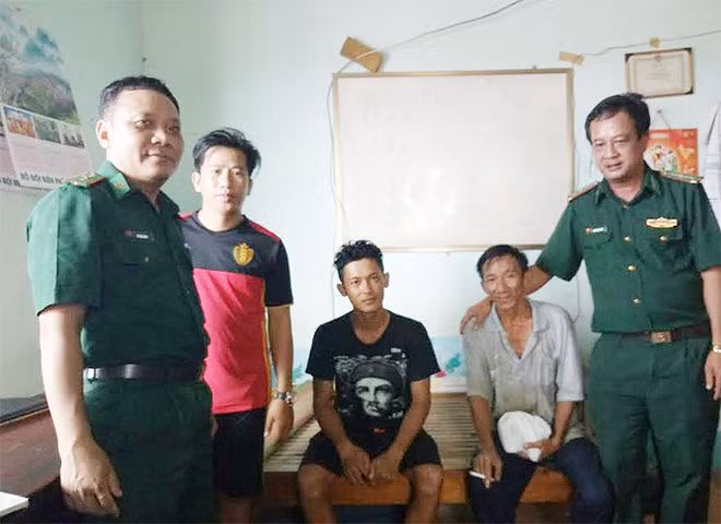 Bộ đội Biên phòng cửa khẩu cảng An Thới, phối hợp với Công an và người dân, cứu sống 3 thuyền viên bị nạn trên biển.