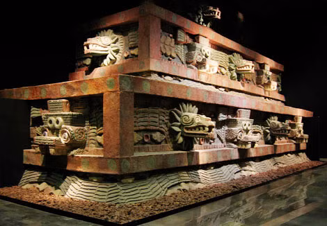 Kiến trúc tiêu biểu Teotihuacan với sơn đỏ, trên trang trí bằng vàng, ngọc bích cùng chất liệu cẩm thạch.