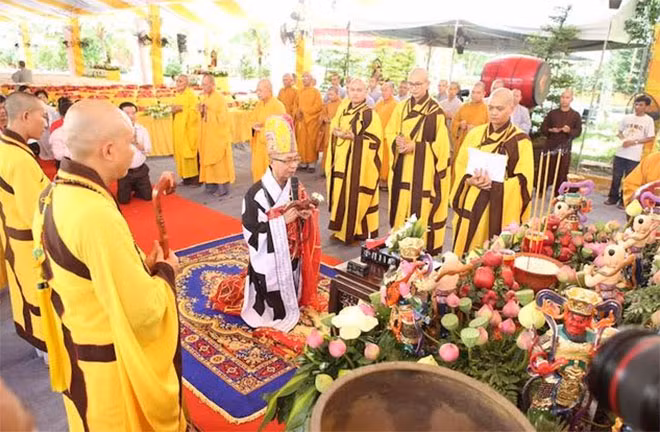 Hơn 1700 quan khách, tăng ni phật tử và nhân dân Bến Tre tham dự sự kiện.