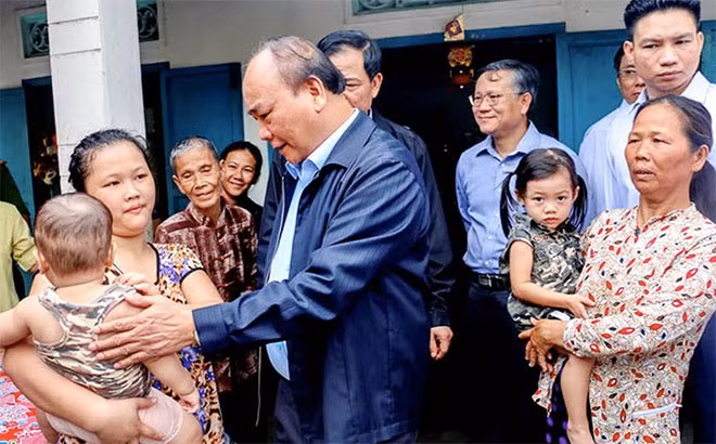 Thủ tướng Nguyễn Xuân Phúc thăm hỏi, chia sẻ và động viên người dân ở thị trấn Vạn Giã, huyện Vạn Ninh (Khánh Hòa)