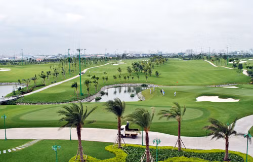 Sân golf rộng 157 ha trong sân bay Tân Sơn Nhất. Ảnh: Mạnh Tùng.