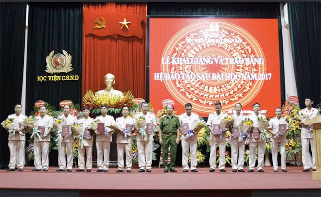 Ban giám đốc Học viện CSND trao bằng cho các tân thạc sỹ năm 2017.