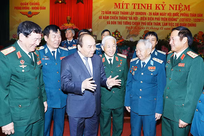 Thủ tướng Nguyễn Xuân Phúc trao đổi với các đại biểu. Ảnh: TTXVN. Thủ tướng Nguyễn Xuân Phúc trao đổi với các đại biểu. Ảnh: TTXVN.