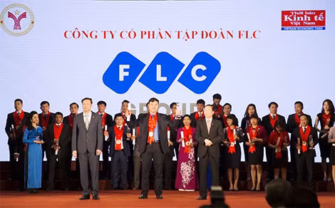 Ông Đỗ Quang Lâm, Đại diện Tập đoàn FLC nhận danh hiệu “Thương hiệu mạnh” năm 2016 từ Ban Tổ chức.