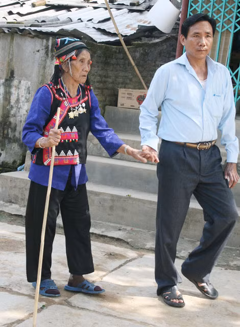 Khi chúng tôi đến, mẹ đang sống với người cháu Lù Hà Chê ở thị trấn Mường Tè.