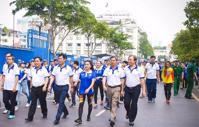 Dẫn đầu đoàn đi bộ đồng hành là lãnh đạo các sở ban ngành.