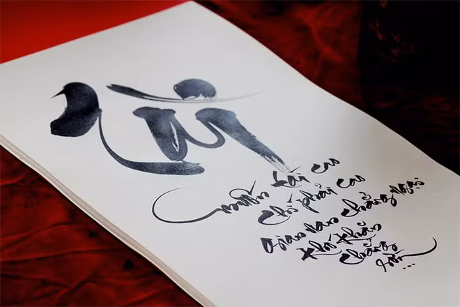 Chữ “Tài” bằng tiếng Việt và dòng đề tặng: “Muốn tài cao chí phải cao/Gian nan chẳng ngại khó khăn chẳng rời”