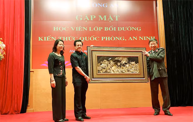 Lớp bồi dưỡng kiến thức Quốc phòng, An ninh khóa 64- đối tượng 1 tặng tranh lưu niệm cho Bộ trưởng Tô Lâm. Lớp bồi dưỡng kiến thức Quốc phòng, An ninh khóa 64- đối tượng 1 tặng tranh lưu niệm cho Bộ trưởng Tô Lâm.