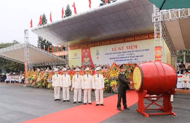 Thứ trưởng Nguyễn Văn Thành đánh trống khai giảng năm học mới