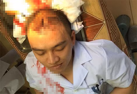 Bác sĩ bị người nhà bệnh nhân đánh đến bất tỉnh khi đang đứng mổ.