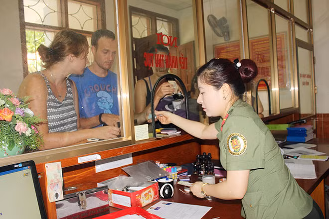 Cán bộ quản lý xuất, nhập cảnh luôn nêu cao tinh thần “vì nhân dân phục vụ”. Cán bộ quản lý xuất, nhập cảnh luôn nêu cao tinh thần “vì nhân dân phục vụ”.
