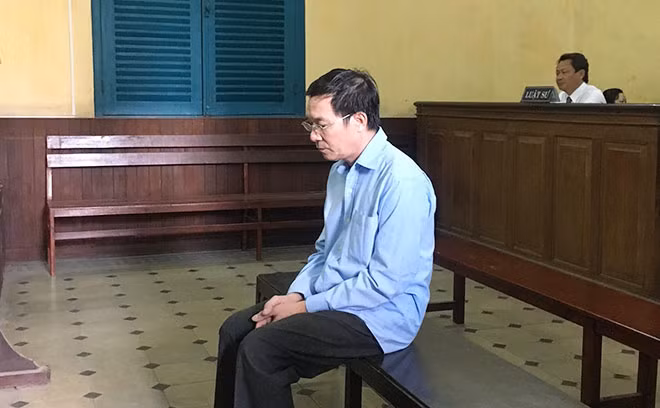 Bị cáo Hoà tại phiên toà. Bị cáo Hoà tại phiên toà.