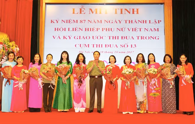 Thiếu tướng Hoàng Tiến Hiểu, Phó Chánh Văn phòng Bộ tặng hoa Ban Chấp hành Hội Phụ nữ các đơn vị trực thuộc Bộ trưởng.