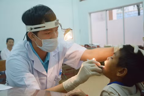 Bác sĩ trẻ khám bệnh miễn phí trong một chương trình tình nguyện ở vùng sâu, vùng xa tỉnh Gia Lai.