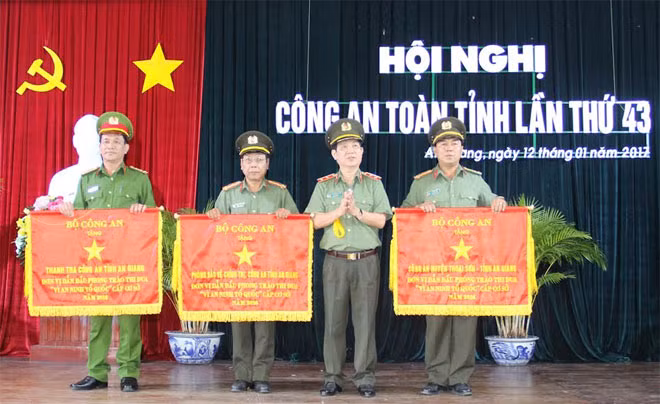 Thứ trưởng Nguyễn Văn Sơn trao Cờ thi đua của Bộ Công an tặng các đơn vị cơ sở thuộc Công an An Giang.