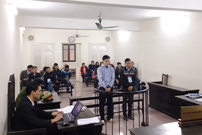 Hai bị cáo Thành và Minh (đứng).