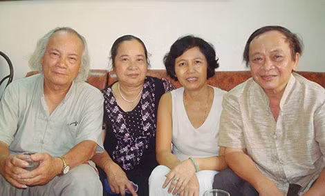 Vợ chồng nhà thơ Hoàng Cát (trái) và vợ chồng tác giả.