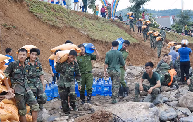 Lực lượng Công an, Bộ đội cùng bà con huyện Mường La vận chuyển nhu yếu phẩm tới đồng bào đang bị chia cắt giao thông Lực lượng Công an, Bộ đội cùng bà con huyện Mường La vận chuyển nhu yếu phẩm tới đồng bào đang bị chia cắt giao thông