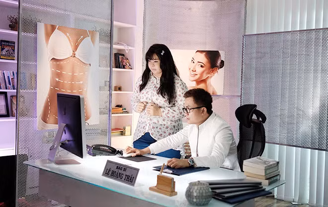 Một trong số những hình ảnh đầu tiên được nhà sản xuất “Sắc đẹp ngàn cân” hé lộ với công chúng.