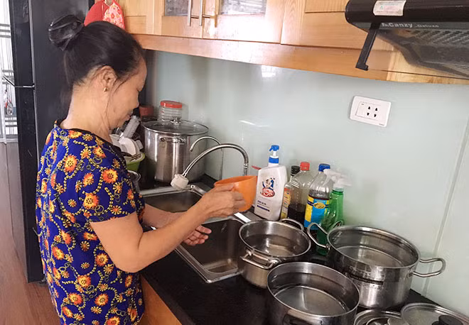 Mất nước nghiêm trọng, mới đầu hè, các hộ dân khu nhà VP3 Linh Đàm đã phải sử dụng mọi vật dụng để trữ nước. Mất nước nghiêm trọng, mới đầu hè, các hộ dân khu nhà VP3 Linh Đàm đã phải sử dụng mọi vật dụng để trữ nước.