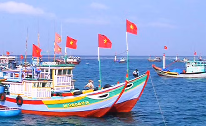 Những lá cờ đỏ sao vàng đỏ rực, phất phới tung bay trên những con tàu ngư dân rẽ sóng ra ngư trường Hoàng Sa.