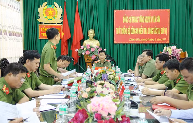 Giám thị Trại giam A2 báo cáo tình hình công tác của đơn vị với Thứ trưởng Nguyễn Văn Sơn.