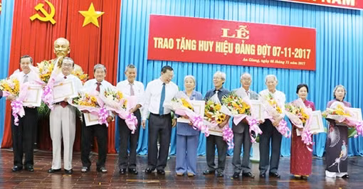 Trao tặng, truy tặng Huy hiệu Đảng cho 166 đảng viên