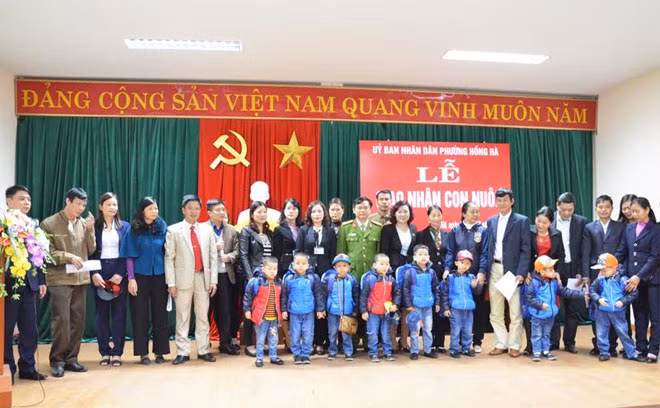 Lễ bàn giao các cháu bé về gia đình mới.
