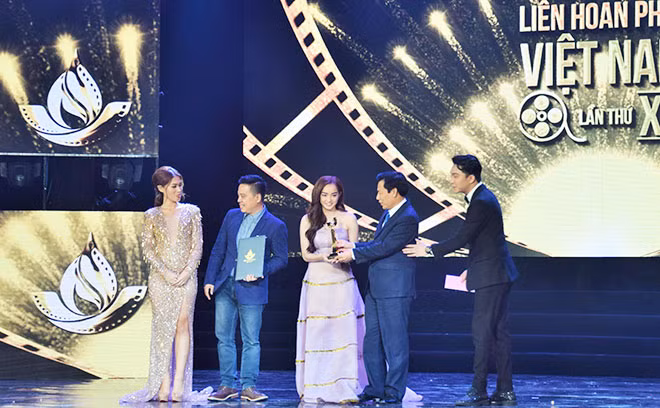 Liên hoan phim năm nay là sự lên ngôi của thể loại phim “trẻ”. Liên hoan phim năm nay là sự lên ngôi của thể loại phim “trẻ”.