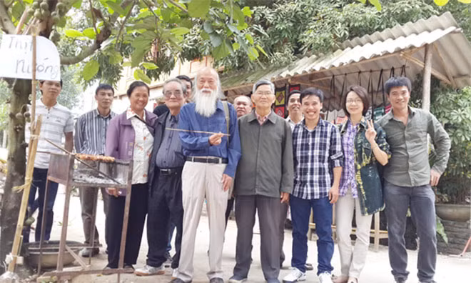 PGS Văn Như Cương và các giáo viên trường Lương Thế Vinh. PGS Văn Như Cương và các giáo viên trường Lương Thế Vinh.