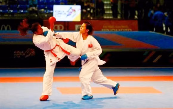 Nguyễn Thị Ngoan (đai xanh) xuất sắc giành HCV Karatedo thế giới.
