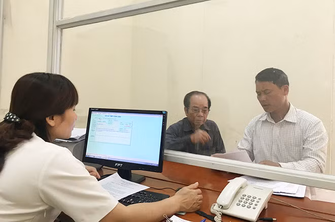 Bà Trần Thị Thu Hiền (bên trái), cán bộ tiếp dân tại trụ sở Ban tiếp công dân Trung ương từng bị người dân đánh gây thương tích.