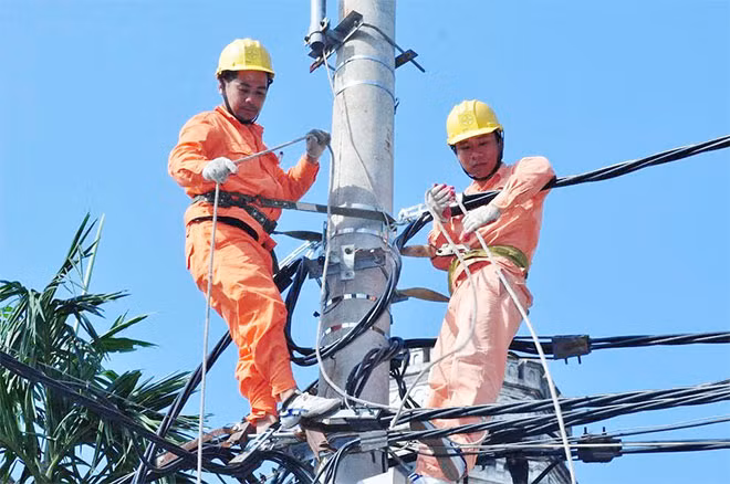 Căng mình làm việc giữa thời tiết trên 40 độ C.