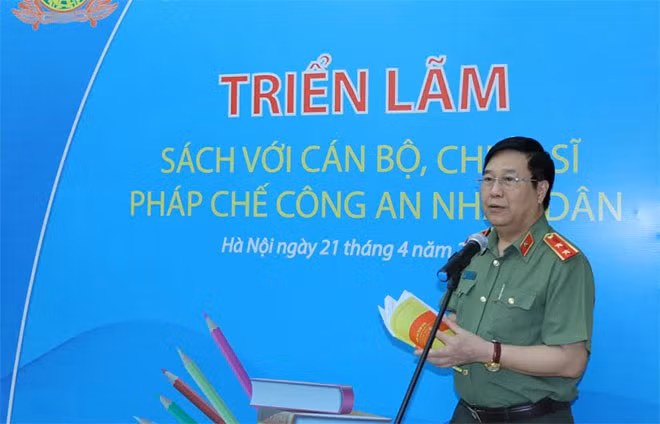Trung tướng Nguyễn Ngọc Anh, Cục trưởng Cục Pháp chế và cải cách hành chính phát biểu tại triển lãm.
