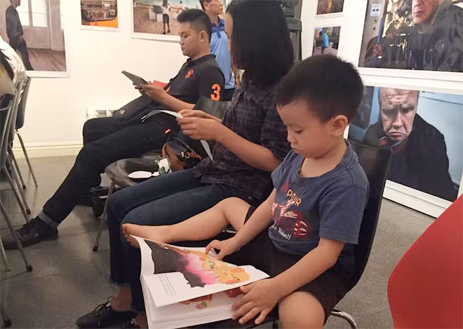 Độc giả nhí say sưa với trang sách.