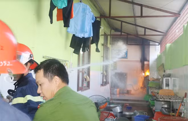 Lực lượng Cảnh sát PCCC có mặt chữa cháy kịp thời, chống cháy lan sang các bình gas. Lực lượng Cảnh sát PCCC có mặt chữa cháy kịp thời, chống cháy lan sang các bình gas.