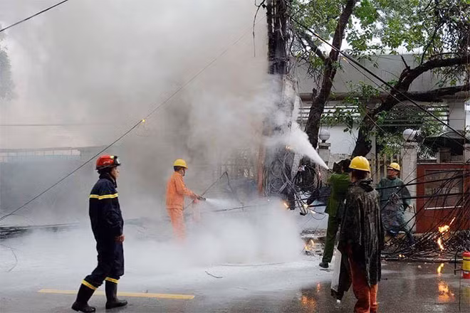 Nhân viên điện lực đang có mặt tại hiện trường đã nhanh chóng lấy bình cứu hỏa tại tòa nhà gần đó dập lửa.