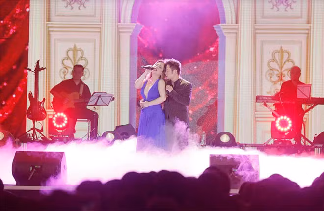 Khán phòng “dậy sóng” với cặp tình nhân sân khấu Bằng Kiều - Minh Tuyết . Những tình khúc bất hủ "Lâu đài tình ái", " Như đã dấu yêu" "Xin lỗi anh", "Bởi vì anh yêu em" dẫn dắt người nghe vào không gian mê hoặc của những trái tim yêu.