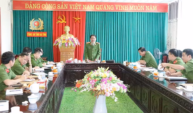 Thiếu tướng Nguyễn Xuân Lý, Cục trưởng Cục Cảnh sát môi trường phát biểu tại buổi làm việc.