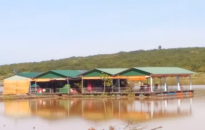 Những ngôi nhà ở “xóm Việt kiều” trên lòng hồ thủy điện Cần Đơn.