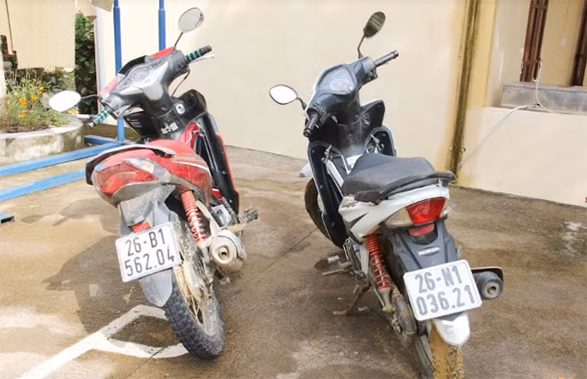 Hai chiếc xe máy các đối tượng dùng để vận chuyển ma tuý. Hai chiếc xe máy các đối tượng dùng để vận chuyển ma tuý.
