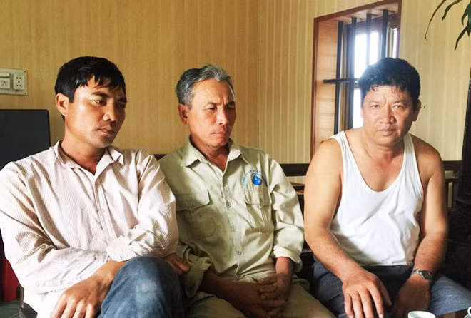 Ông Đoàn Văn Thạnh (bìa phải) đã nhờ luật sư chuyển thư tay động viên con gái Đoàn Thị Hương.